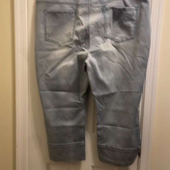 DG2 Stretch Lightwash Capris with Double Stylish Hem 20W - Picture 7 of 7